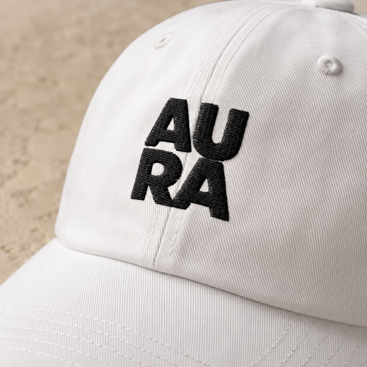 Detalle del bordado Aura en gorra Presencia color blanco