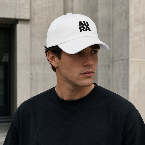 Modelo hombre con gorra Aura Presencia color blanco, fondo de concreto